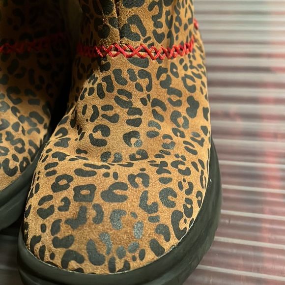 UGG KNOTTY LEOPARD BOOTS. Size 5. Very good used condition. - Picture 4 of 9